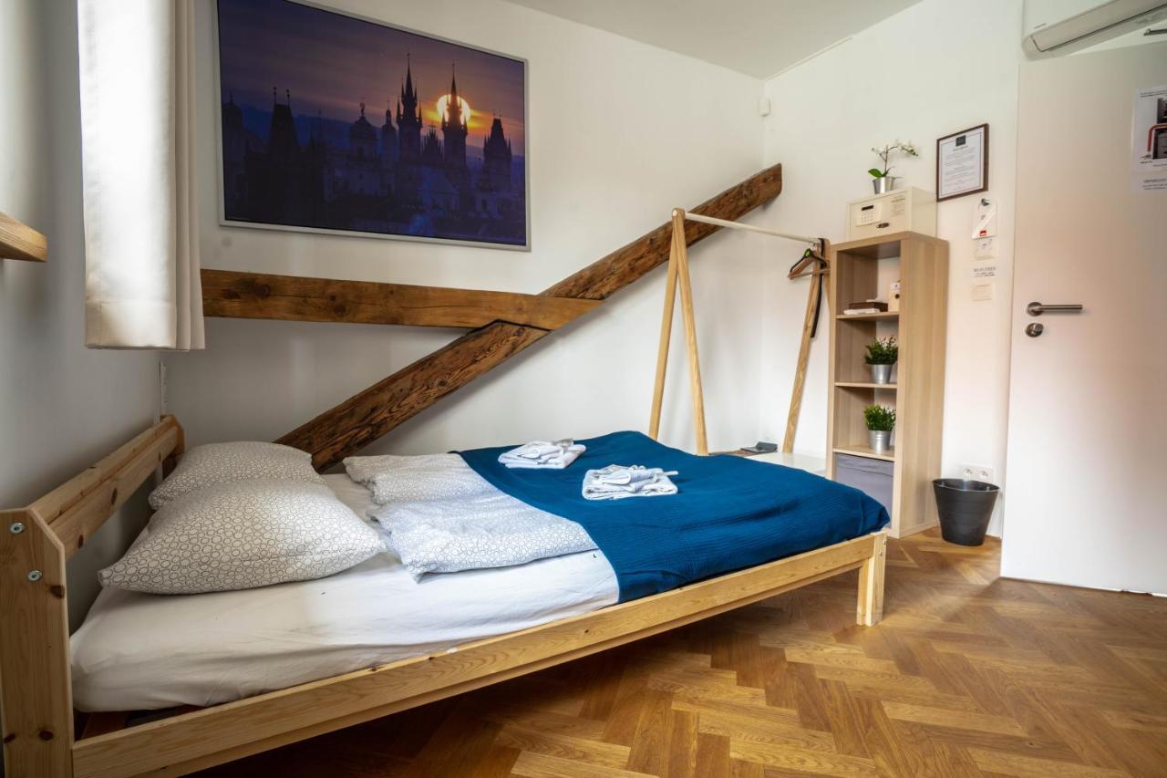 Old Town Square Suites Apartahotel 2*